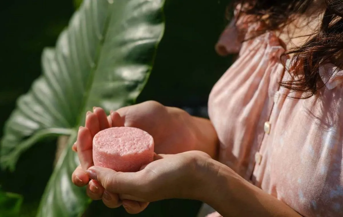 زنی با شامپوی جامد در دست