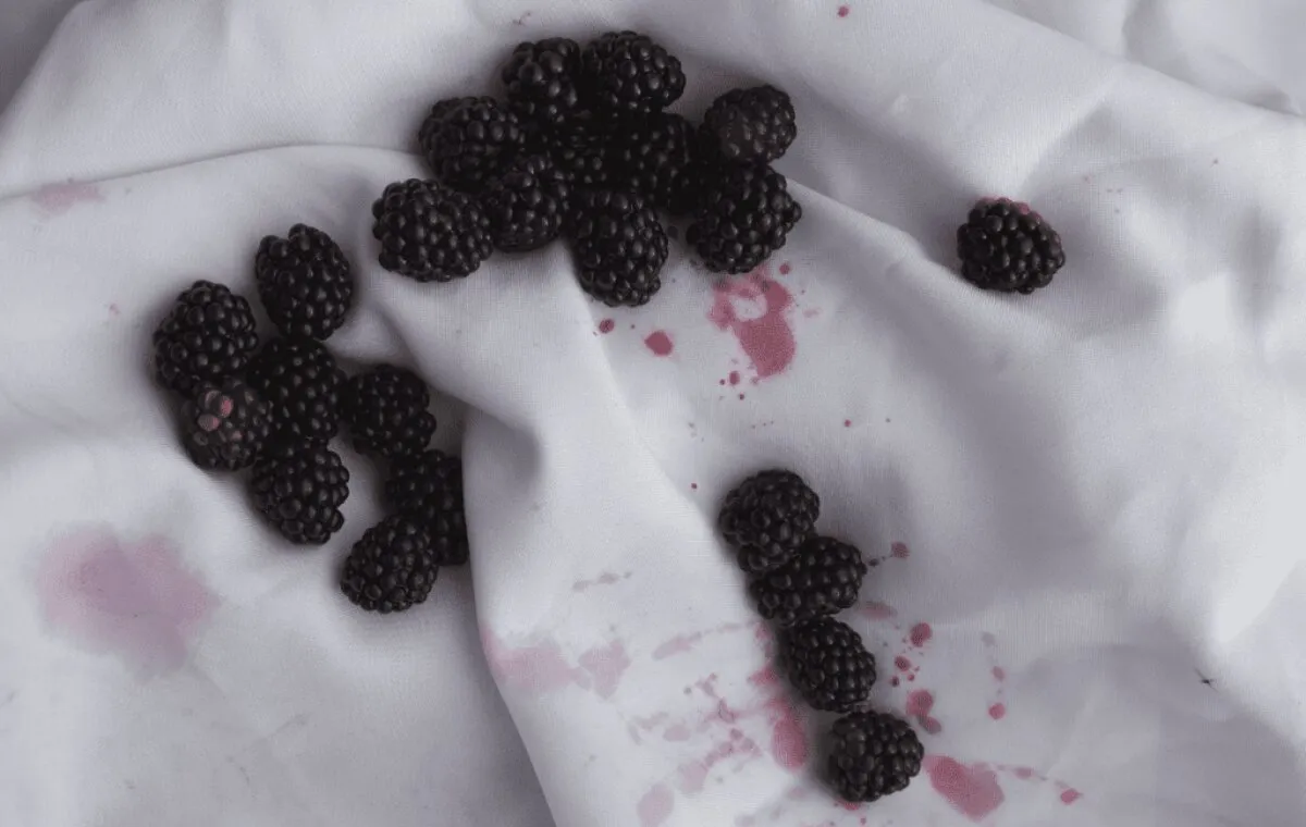 ۵ روش آسان برای پاک کردن لکه‌ی شاتوت از روی لباس