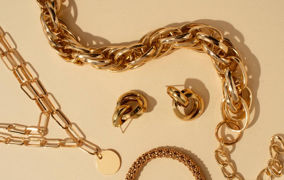 یک زنجیر، یک جفت گوشواره و چند قطعه طلا
