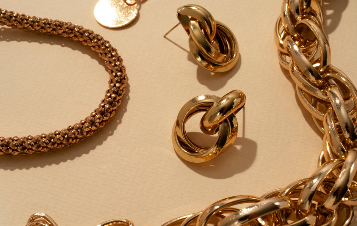 چند تکه جواهر ساخته شده از طلا