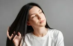 یک زن جوان با موهای مشکی