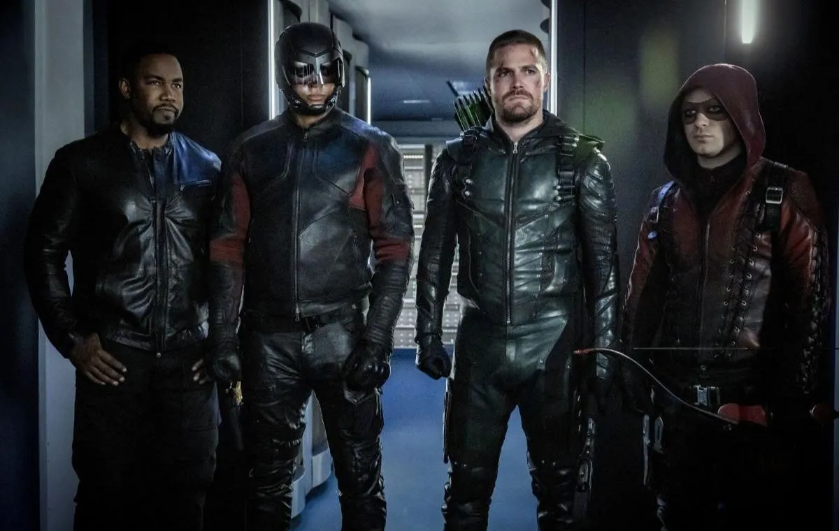 الیور کویین در نقش شخصیت ارو