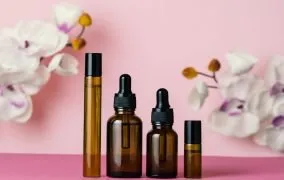 چهار بطری کوچک روغن تقویت‌ ناخن