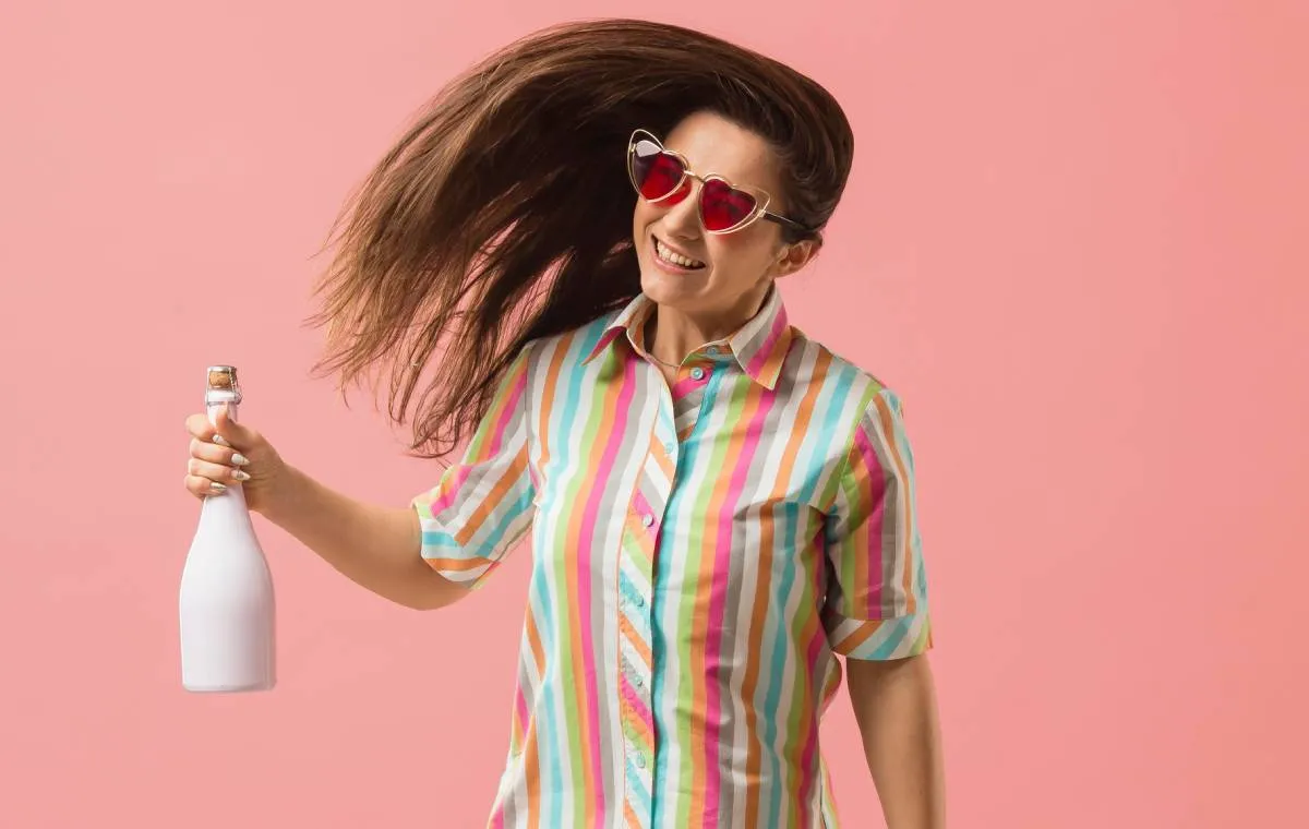 زنی با موهای نرم پس از استفاده از نرمکنندهی مو