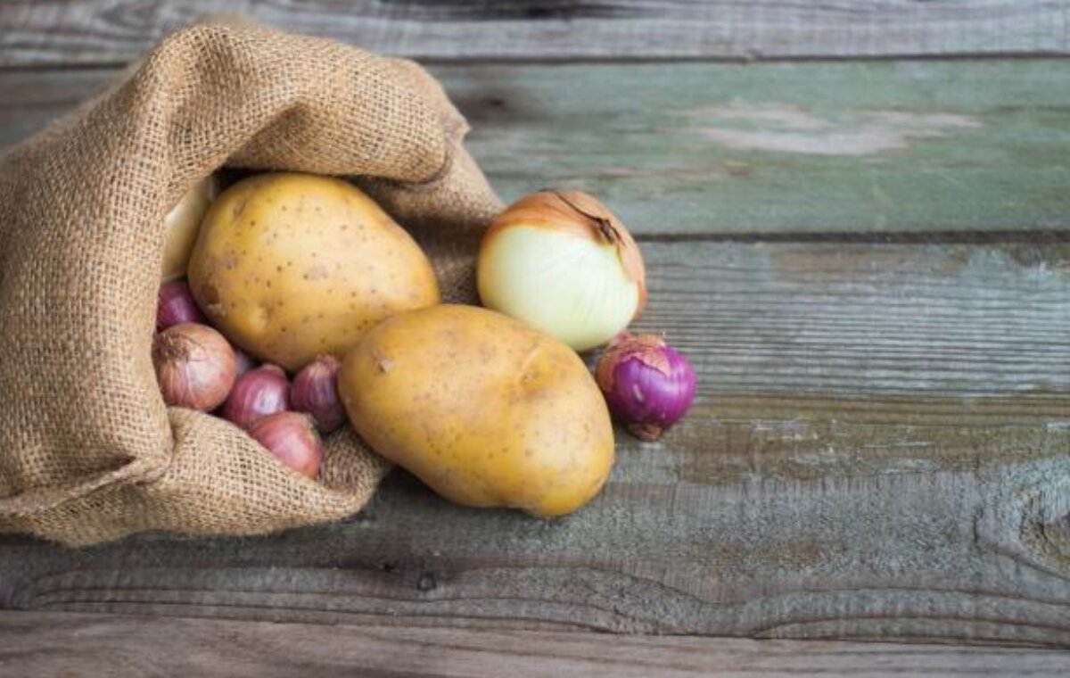 بهترین روش نگهداری سیبزمینی و پیاز در خانه