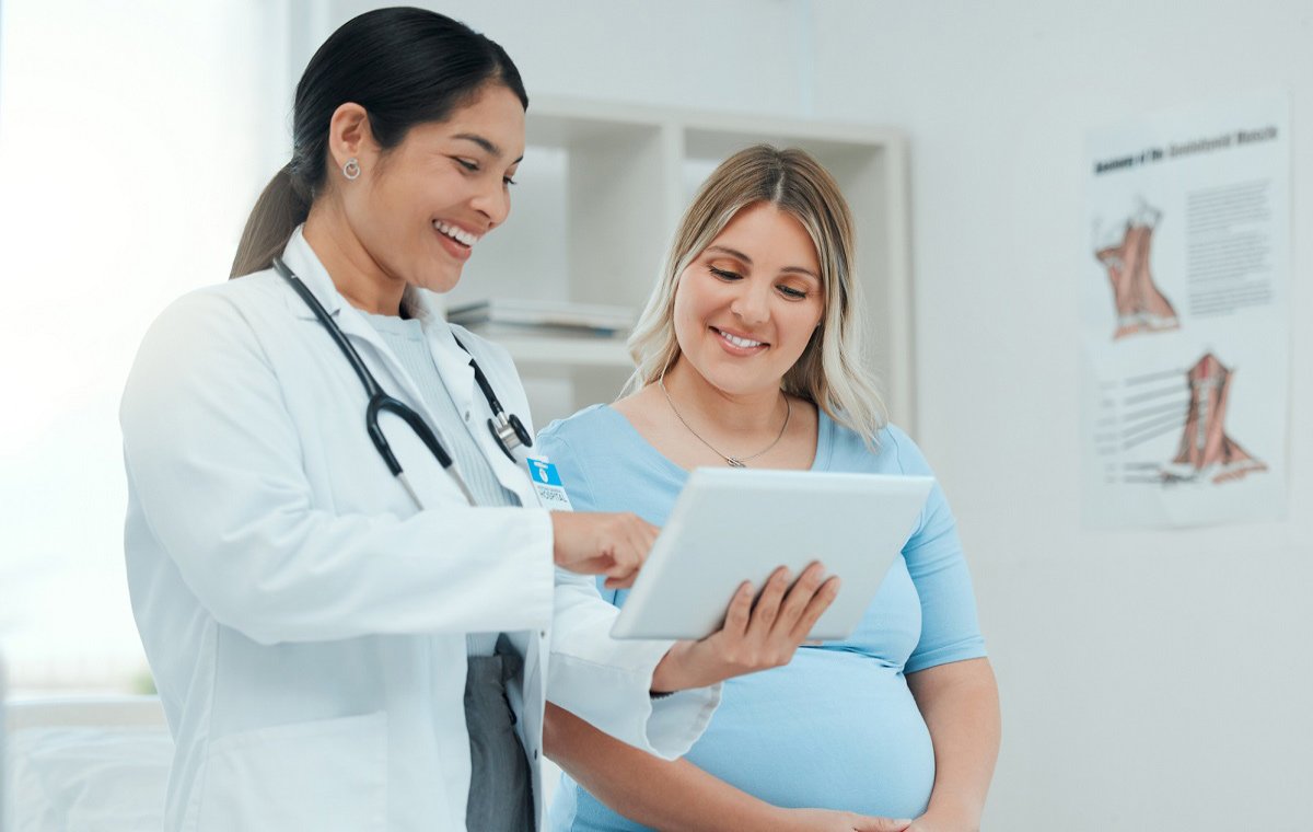 یک فرد باردار که با دکتر زنان صحبت می‌کند