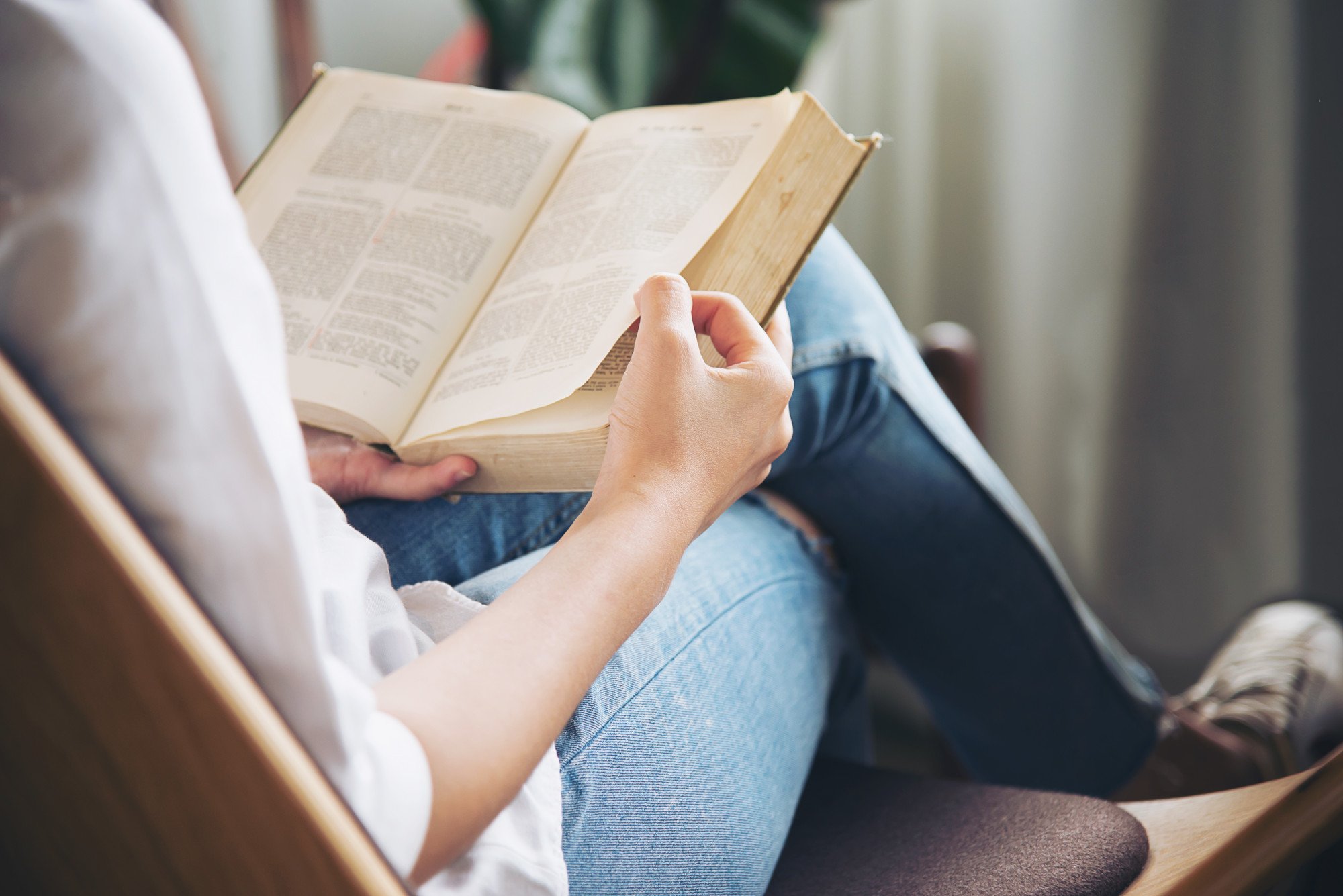 کتاب خواندن یک زن برای بهبود سلامت روان