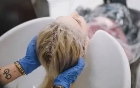 اشتباهاتی که باعث چرب شدن مو می‌شود