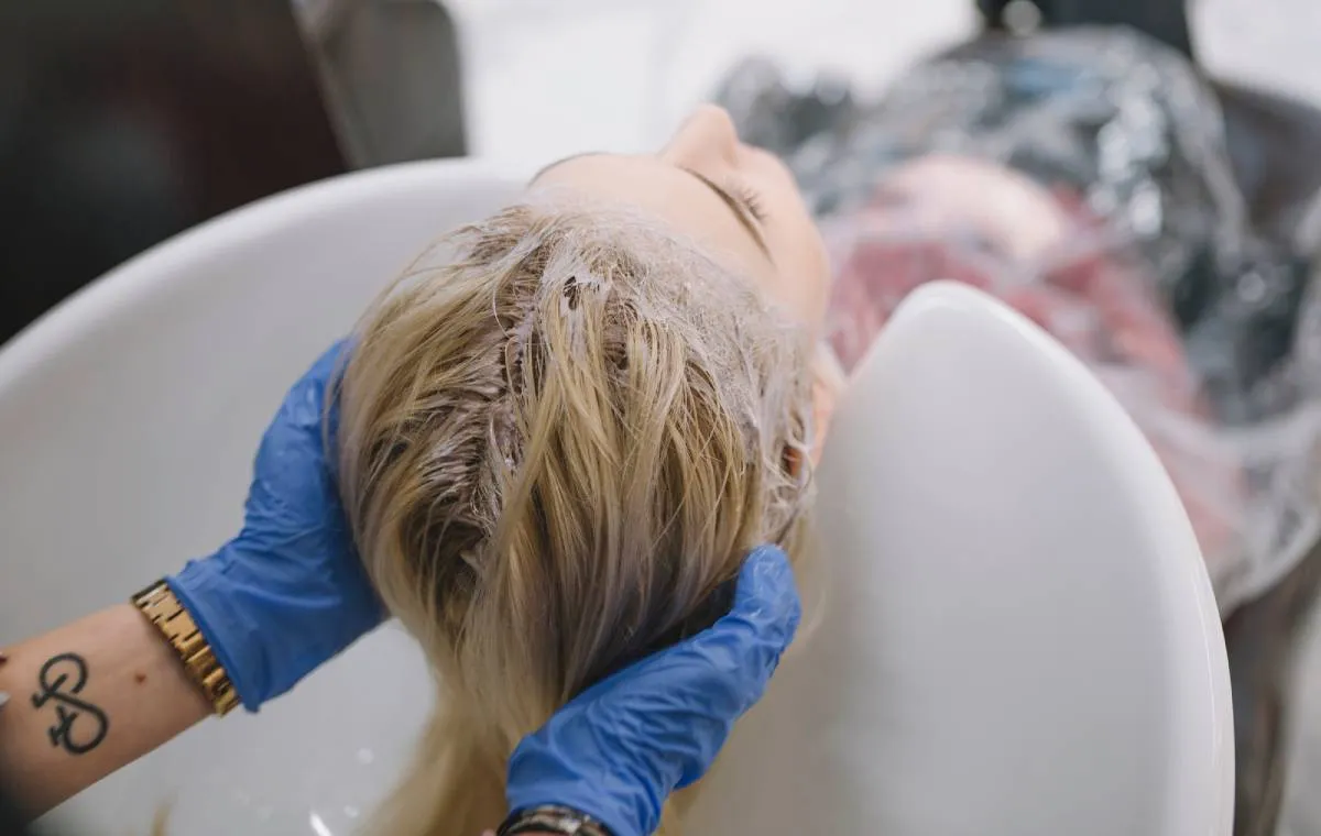 اشتباهاتی که باعث چرب شدن مو می‌شود