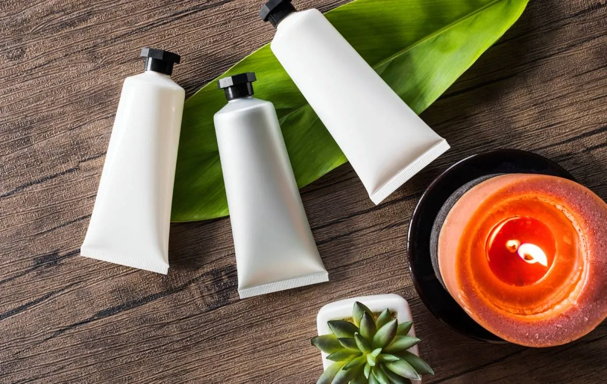 نرمکنندهی مو در پس زمینه ای چوبی