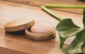 شامپوی جامد با بسته‌بندی چوبی