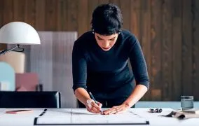 زنی مشغول کار است