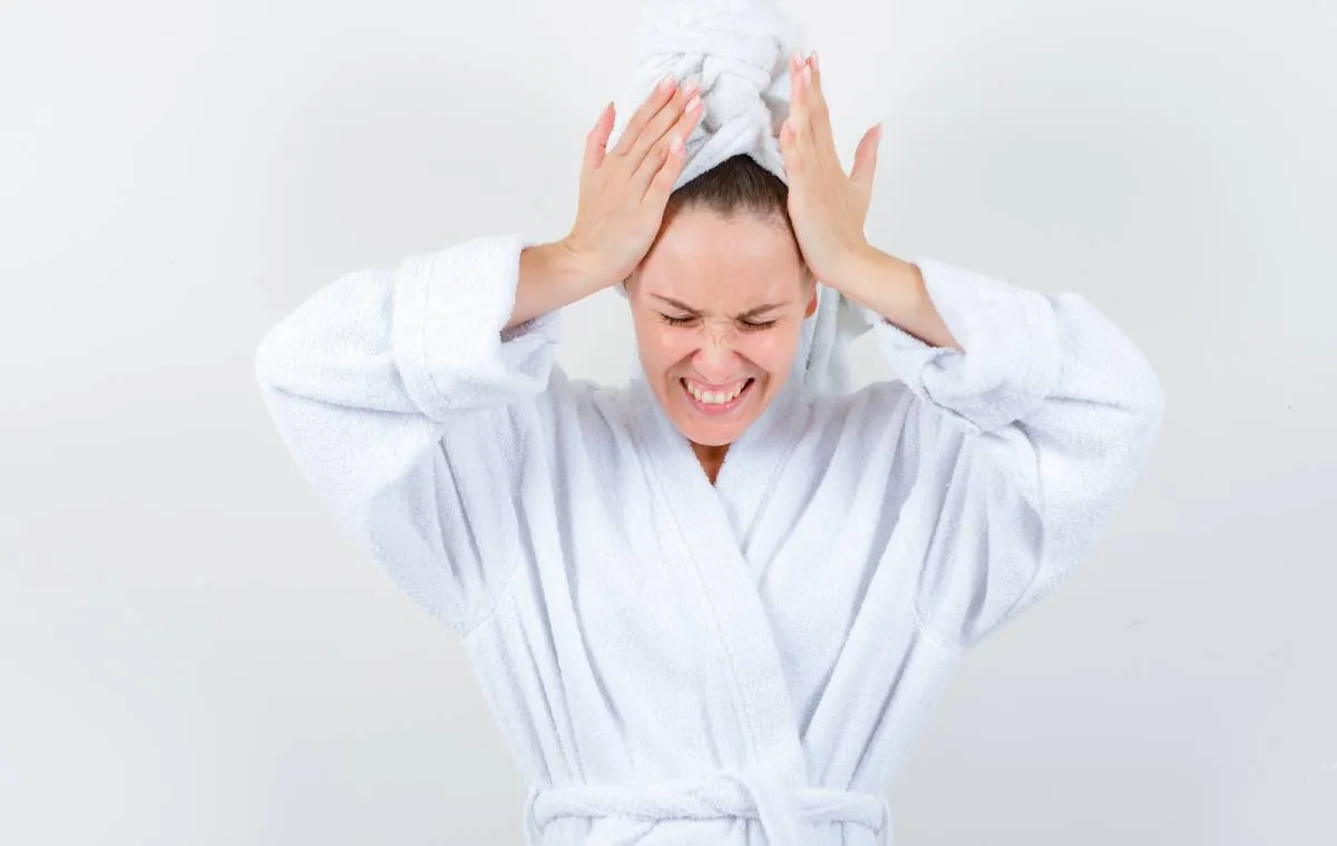 زمی از کیفیت موهایش بعد از شستوشو راضی نیست.