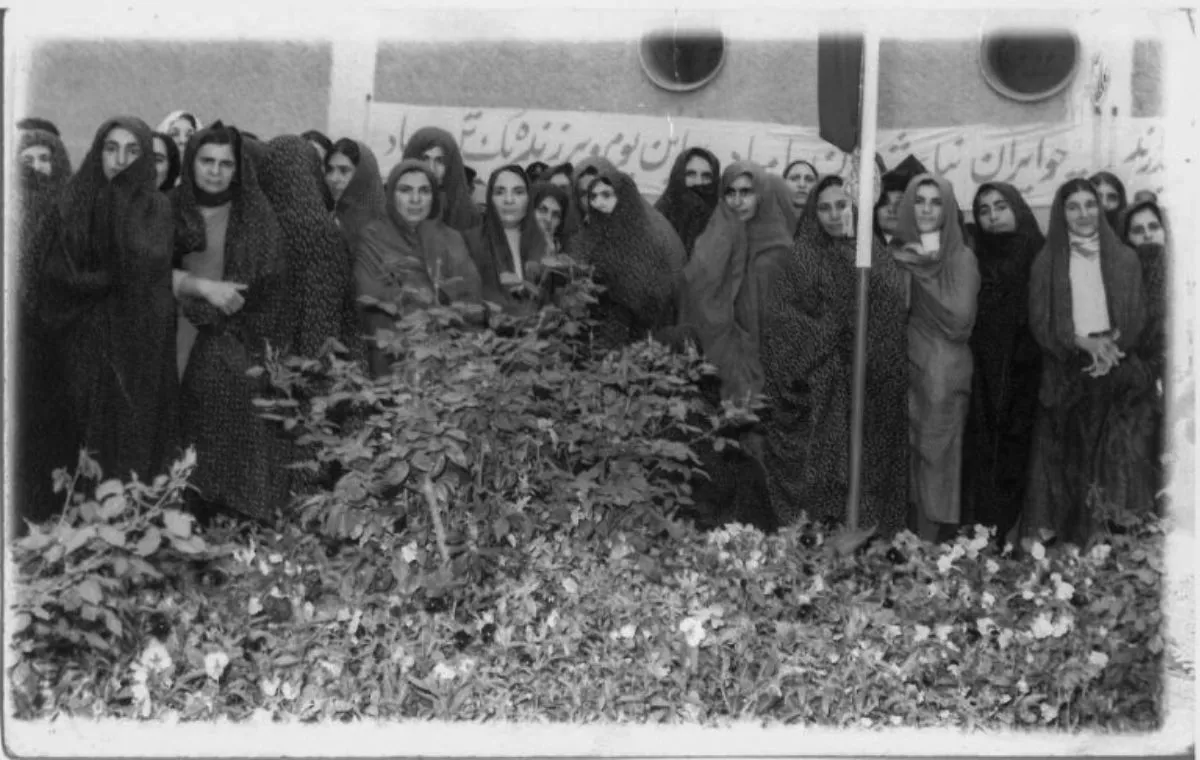 این عکس مادربزرگ شیوا خادمی است که در کتاب «خاک کارخانه» چاپ شده است.