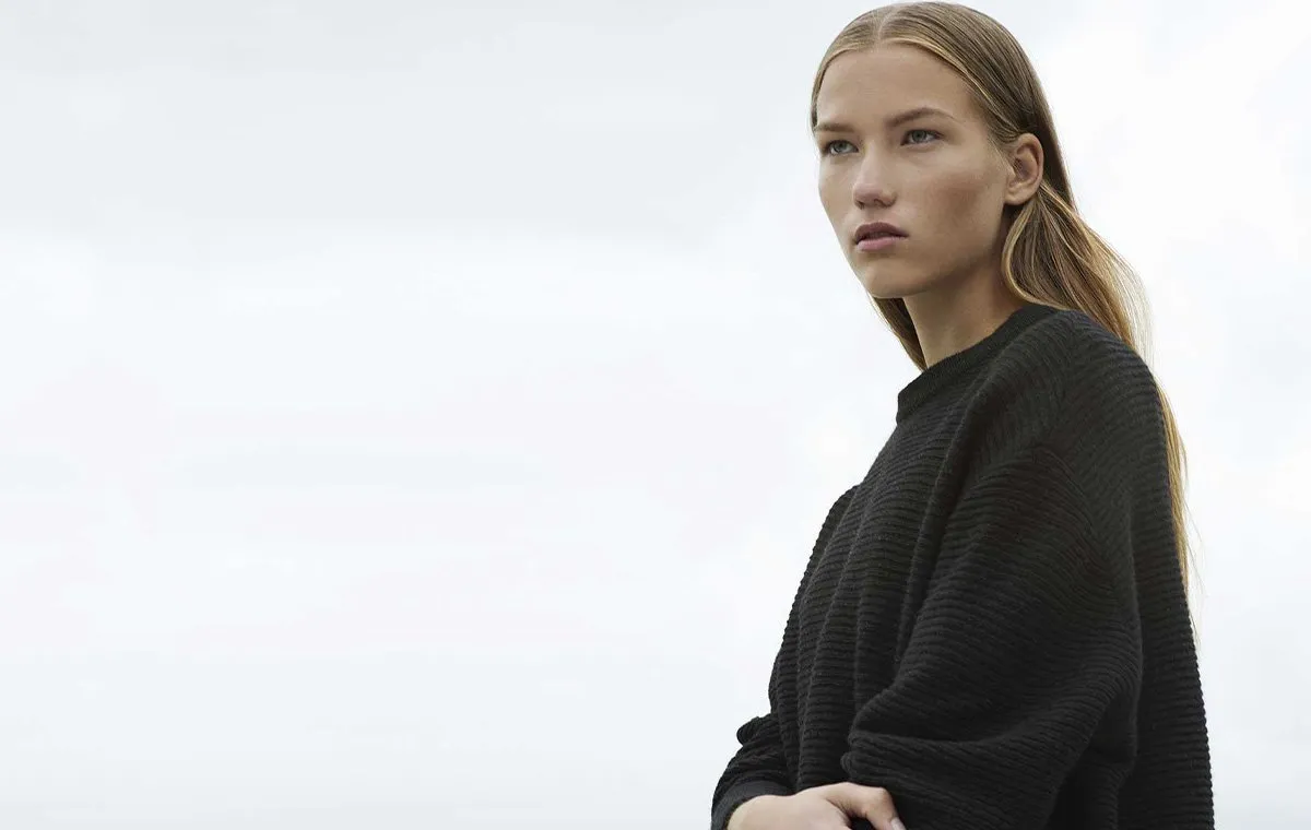 ژاکت گشاد بافتنی با شلوار جین یک مدل استایل راحت زنانه