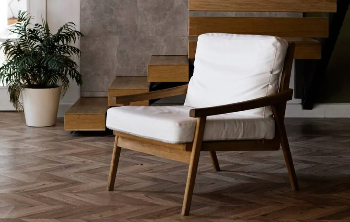 یک صندلی چوبی