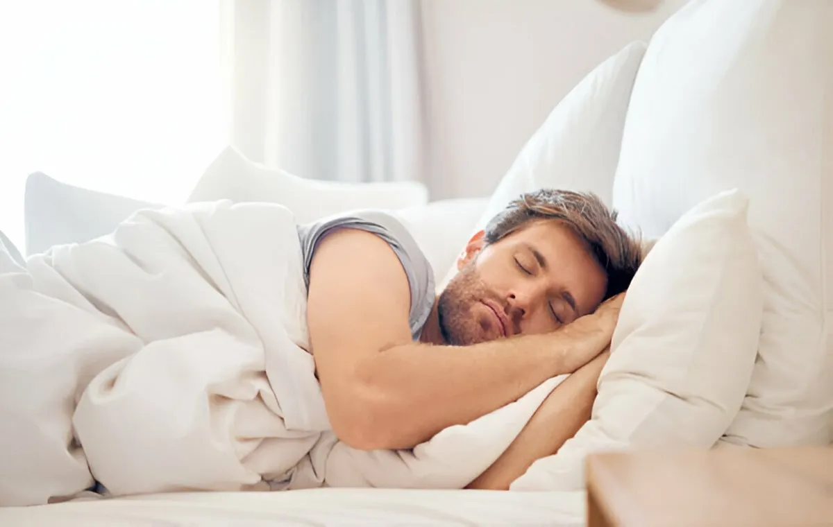 یک مرد جوان که روی تخت خوابیده است