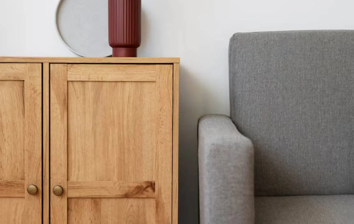 یک کنسول در اتاق پذیرایی