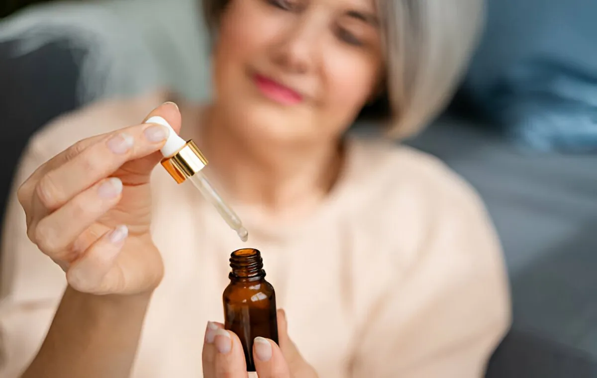 فرق سرم مو با روغن مو و تاثیر آن‌ها روی سلامت و زیبایی موها 