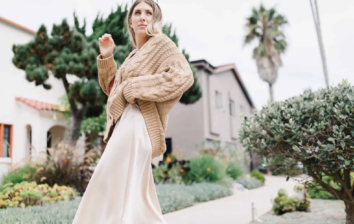 چگونه دامن ساتن را استایل کنیم؟