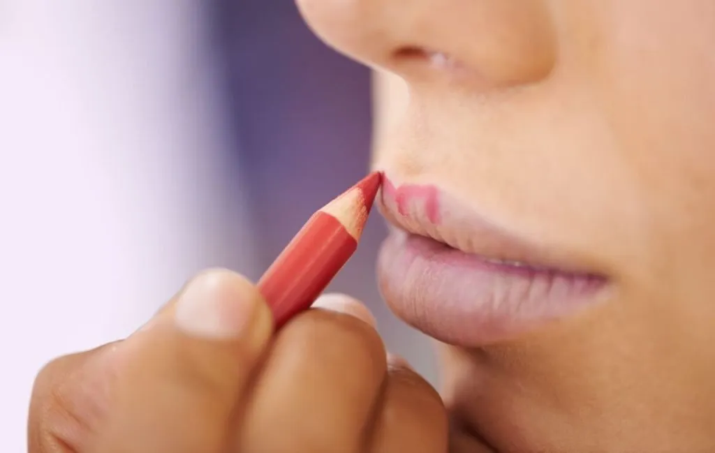 نحوهی کشیدن خط لب غنچهای