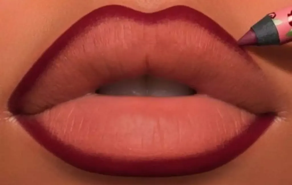 نحوهی کشیدن خط لب برای آرایش کامل