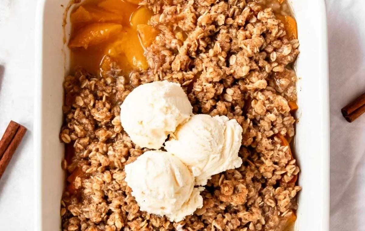 کریسپ هلو، یک دسر ساده با طعمی فوق‌العاده