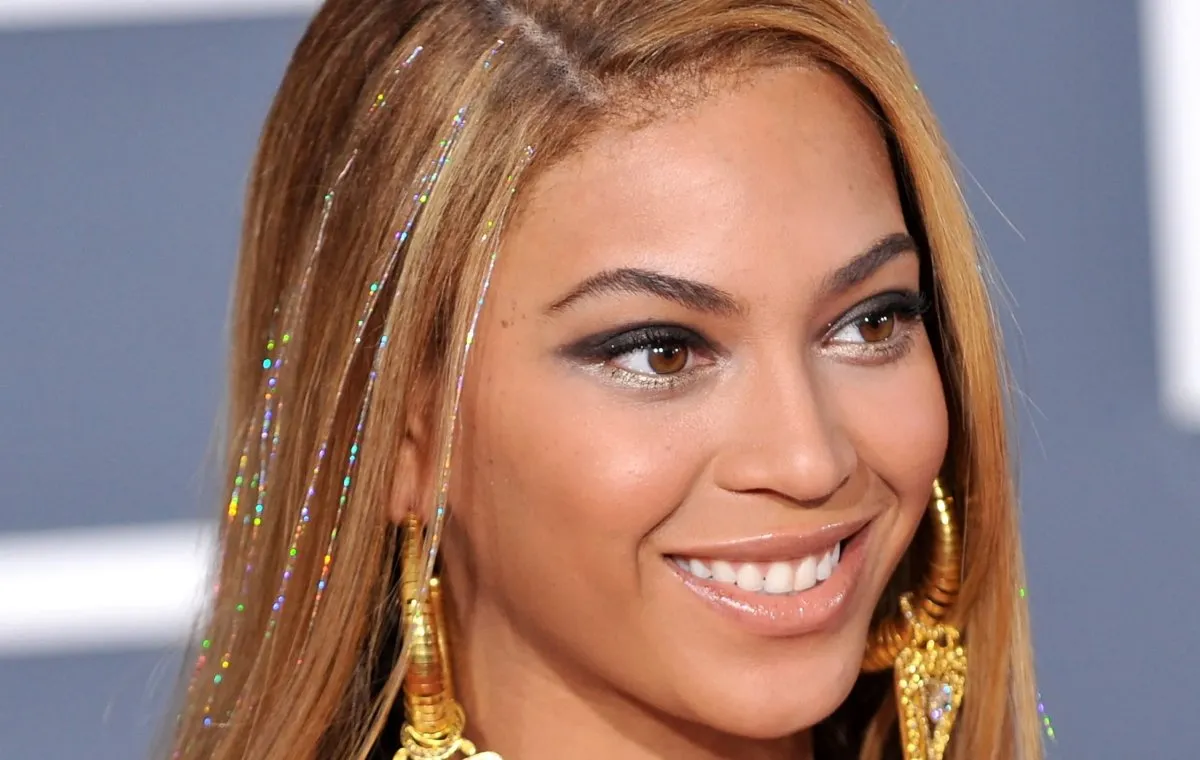 لمه‌ی مو چیست و چطور می‌توان آن را روی موها نصب کرد؟