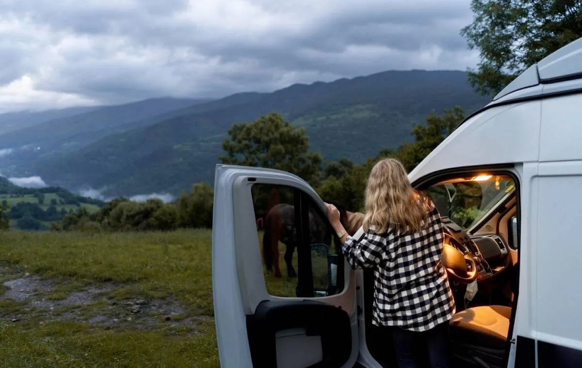 زنی سوار ون کمپرش می‌شود