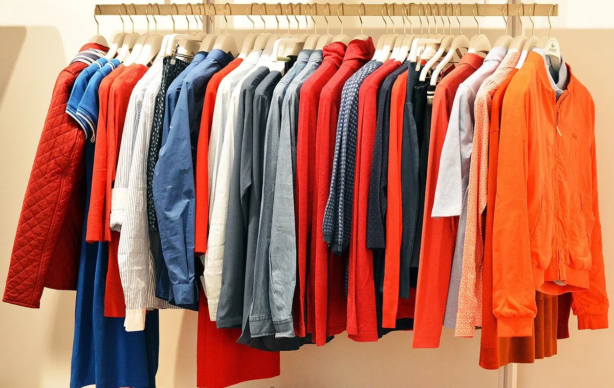 اسپری کردن عطر به لباس های داخل کمد برای کمک به خوشبو شدن بدن در طول روز