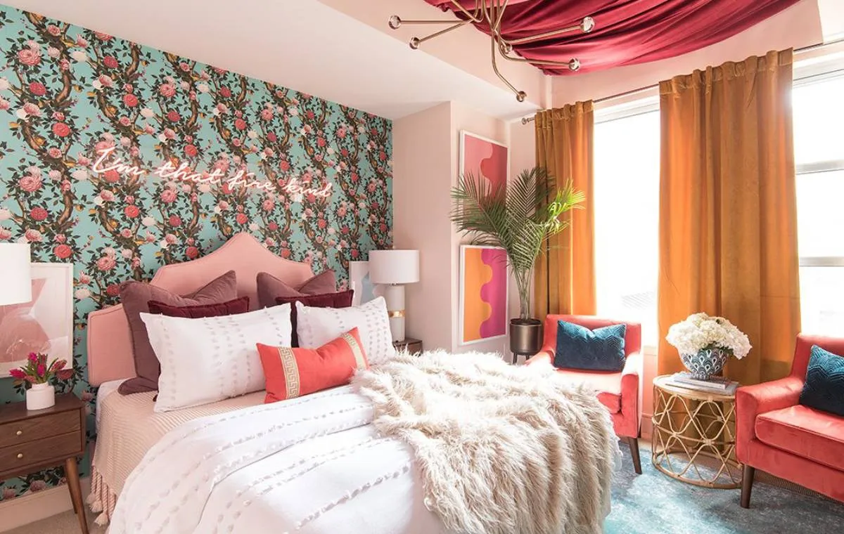 اتاق خوابی با کاغذ دیواری موقت