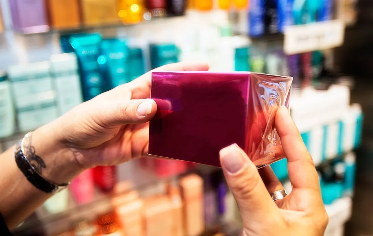 برای تشخیص ادکلن اصل از فیک، جعبه را بخوانید