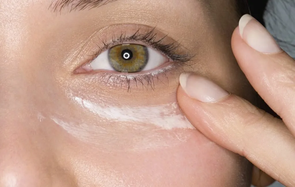 بهترین ضد آفتاب دور چشم برای خانم‌ها