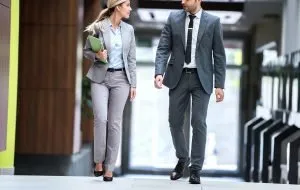 راهنمای استایل با شلوارهای پارچه‌ای برای خانم‌ها و آقایان