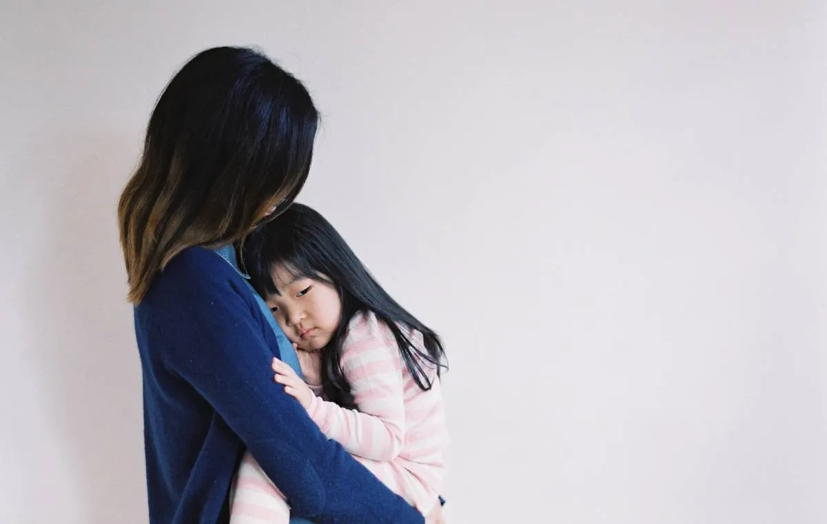 کودکی در آغوش مادرش