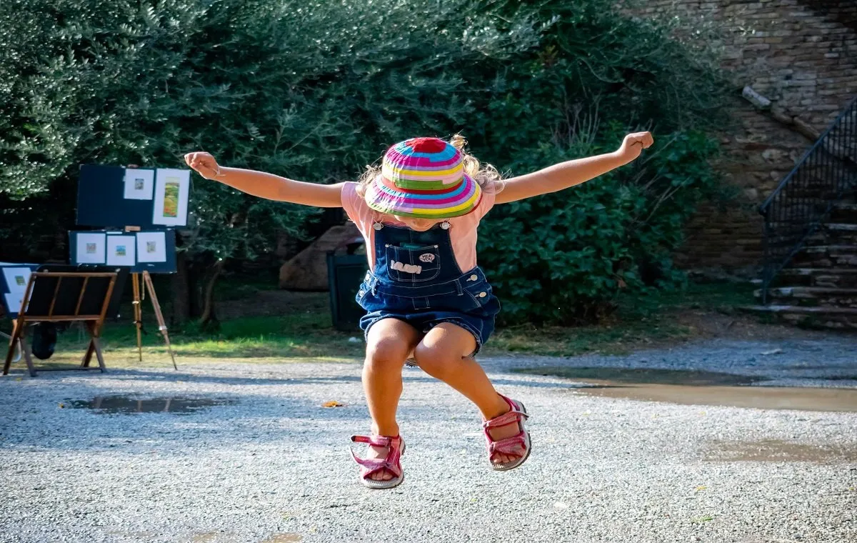 یک کودک در حال بازی کردن و عرق کردن است