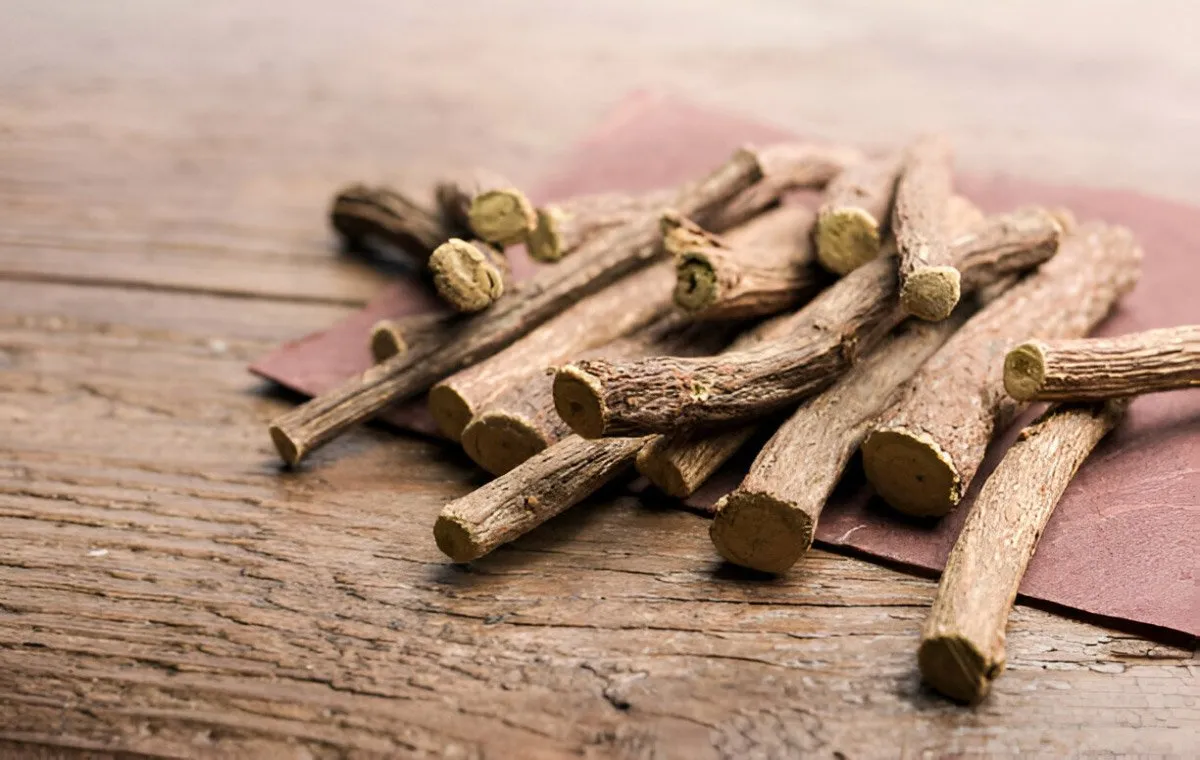 شیرین بیان و فواید آن برای درمان مشکلات هورمونی