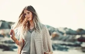 زنی کنار دریا