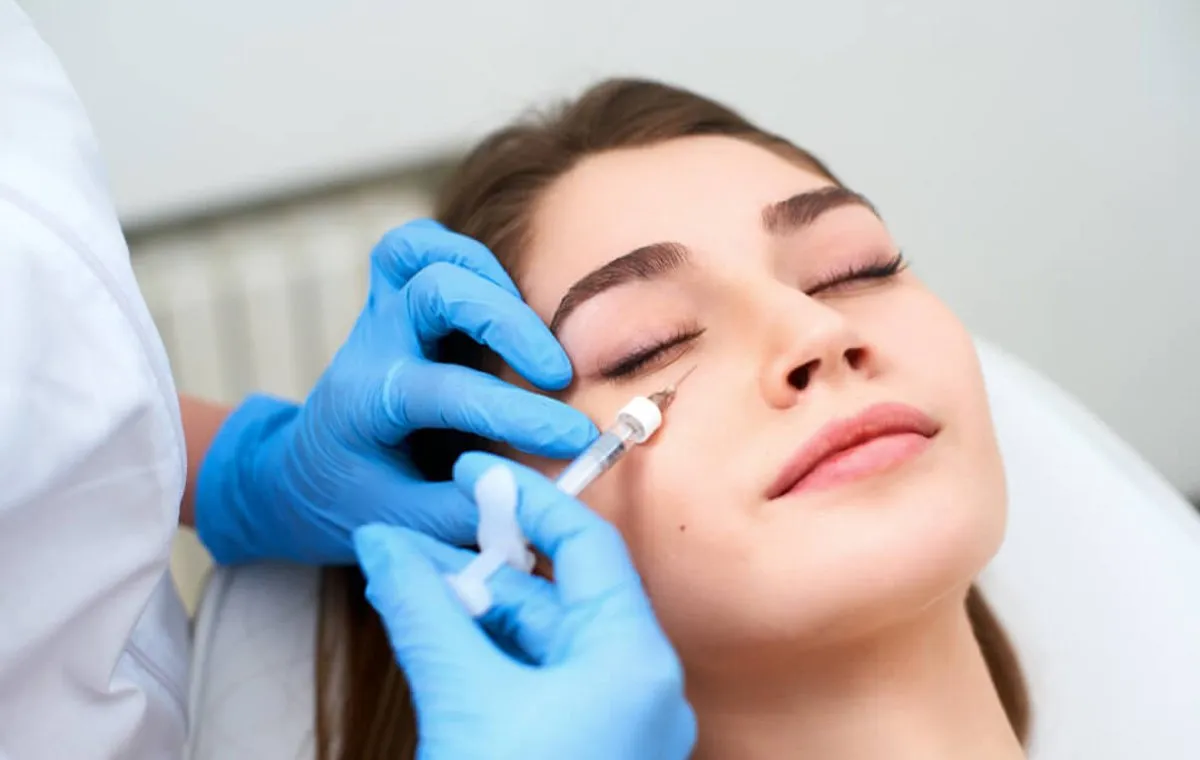 فیلرهای گونه غیر دائمی هستند و برای حفظ نتایج مطلوب، ممکن است نیاز به تمدید دورهای تزریق فیلر گونه باشد