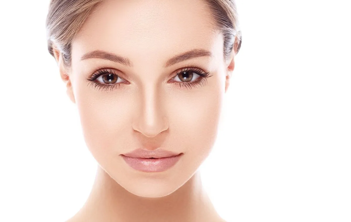 ژل گونه به ایجاد حجم و تعریف بیشتر در ناحیه گونهها کمک میکند.