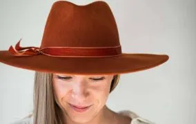 استایل زنانه با کلاه فدورا