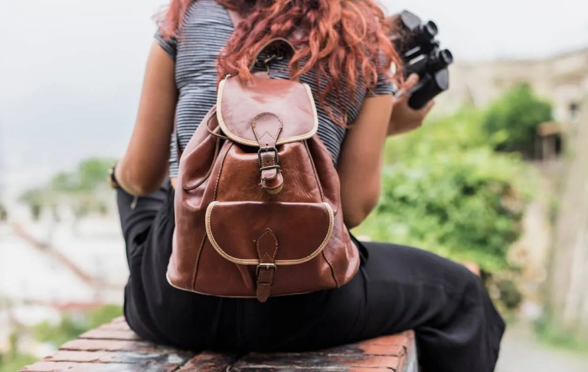 یک استایل زنانه با کوله‌پشتی