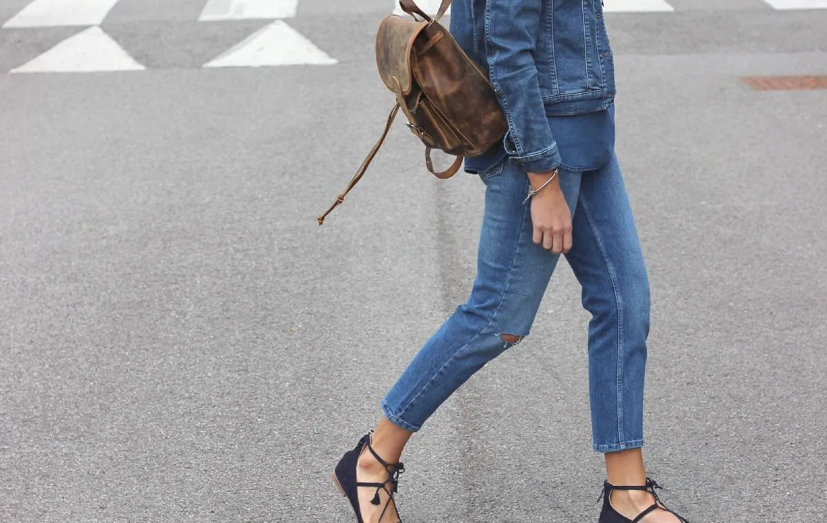 یک استایل جین زنانه با کوله پشتی