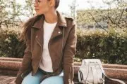 استایل با کت چرم و کوله پشتی
