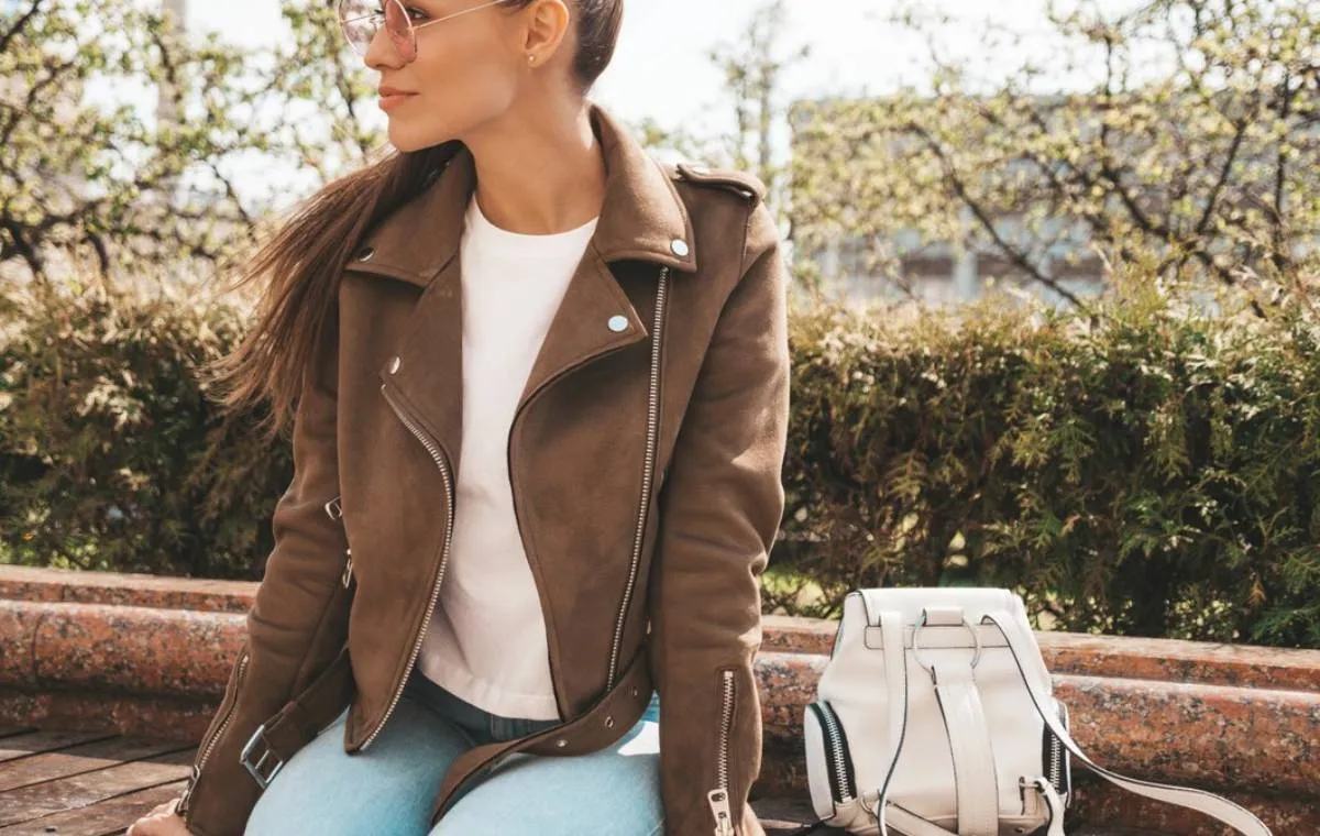 استایل با کت چرم و کوله پشتی