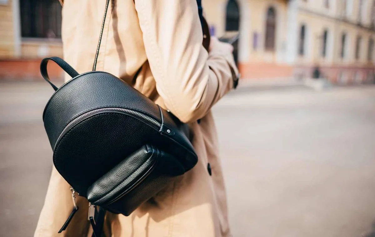 چرا استایل زنانه با کوله‌پشتی دوباره ترند روز شده است؟