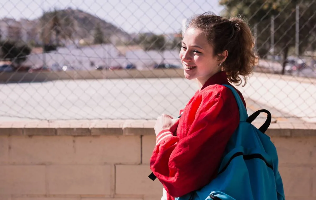 استایل دخترانه با کوله پشتی