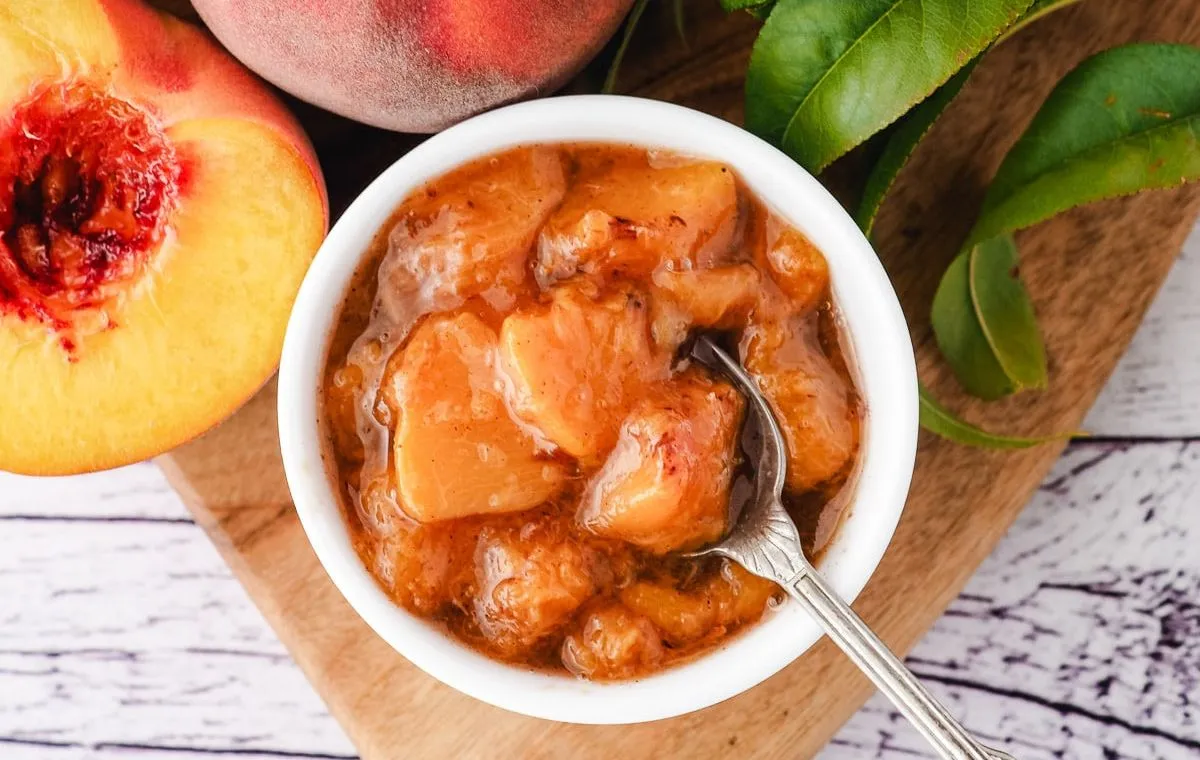 یک کاسه از کمپوت هلو