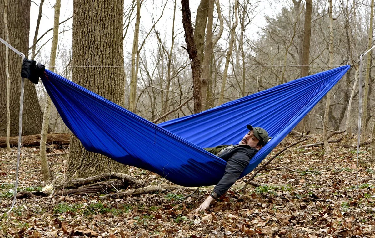 تخت آویزهای پارچه‌ای معمولی، انتخابی عالی برای سفر با کوله‌پشتی هستند.