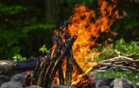 روش‌های مختلف روشن کردن آتش در کمپ که باید بلد باشید